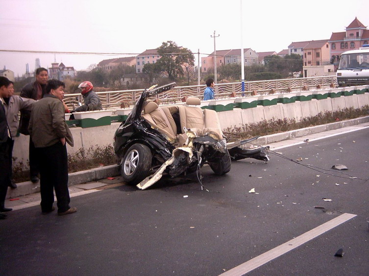 车祸伤亡猜成语_看图猜成语