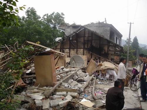 二千沙龙社区-C2000网友在四川的连线(部份灾