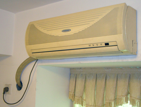 长虹kf-25空调开机后主机一启动就停,然后过一