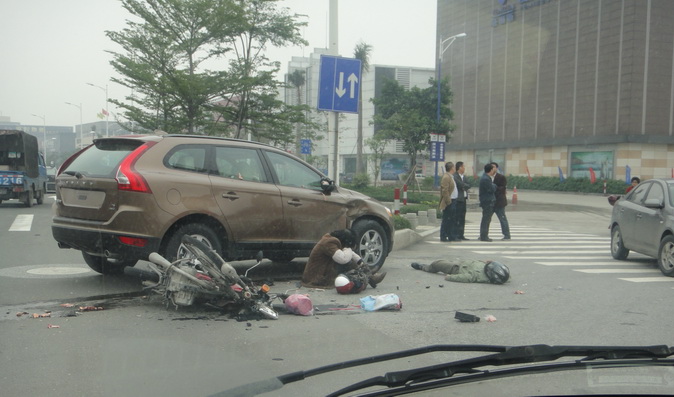 季华西路上 惨烈车祸 未上牌volvo xc60 摩托司机生死未明高清图片