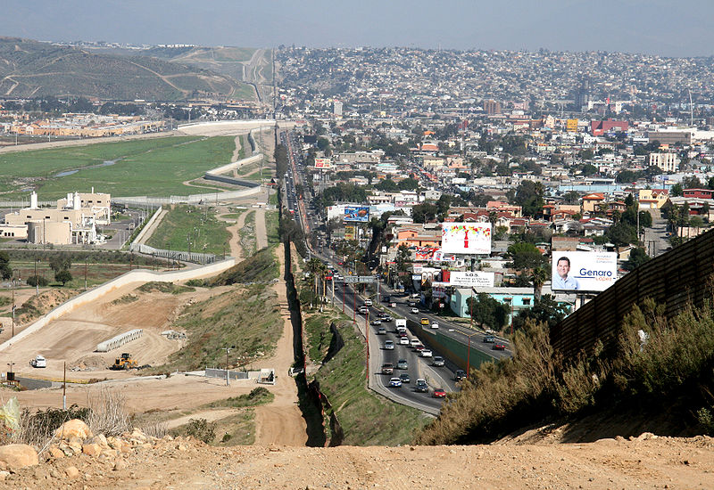二千沙龙社区-美国墨西哥边境,一边荒凉一边繁